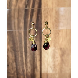 Pakamera Kolczyki pozłacane z granatem