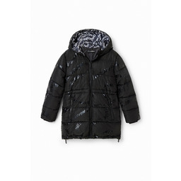 Długi pikowany płaszcz z nadrukiem tekstowym