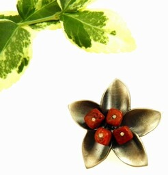 Broszko-wisior srebrny- Kwiat z kostkami koralu