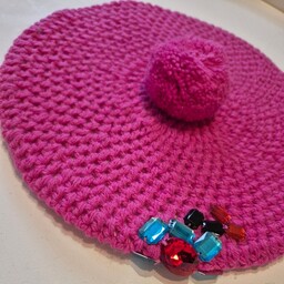 Pakamera Unikatowy beret w różowym kolorze z ozdobą