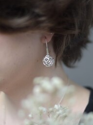 Ażurowe kule białe - kolczyki srebrne