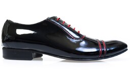 Czarne lakierki - buty męskie z czerwonymi kontrastami