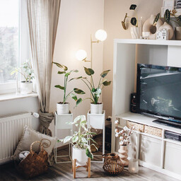 Inteligentna lampa stojąca złota z matowym szkłem