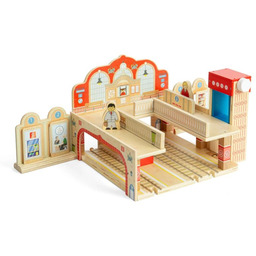 Drewniany dworzec Grand Central z platformą windą