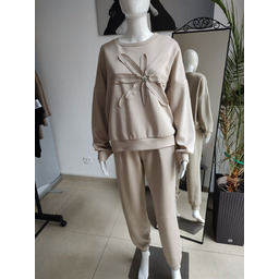 Masełkowy dres z kwiatkiem - beżowy One size
