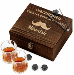 Kamienie do whisky kostki ze szklankami w drewnianym