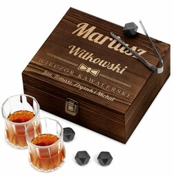 Kamienie do whisky kostki ze szklankami w drewnianym