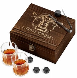 Kamienie do whisky kostki ze szklankami w drewnianym
