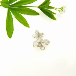 Wisiorek srebrny z małym kwiatkiem Białej Magnolii