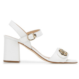 Sandałki skórzane na słupku ze złotą sprzączką białe