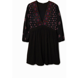 Krótka sukienka z nadrukiem w stylu etnicznym