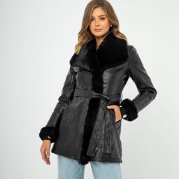 Damska kurtka z futerkiem i paskiem czarna