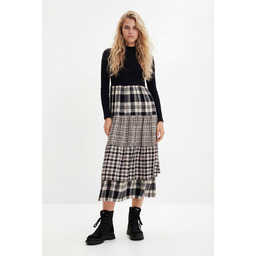 Sukienka średniej długości w kratę