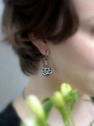 Kolczyki srebrne oksydowane - Ażurowa kula