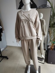 Masełkowy dres z kwiatkiem - beżowy One size