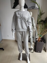 Masełkowy dres z kwiatkiem - szary One size