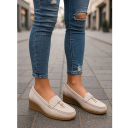 Beżowe czółenka na niskim koturnie