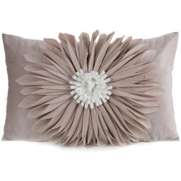 Poszewka welwetowa beżowo-kremowa z trójwymiarowym kwiatem JA196-01