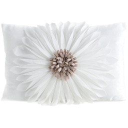 Poszewka welwetowa kremowo-beżowa z trójwymiarowym kwiatem JA196-02