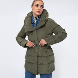 Damska kurtka puchowa z paskiem i wysokim kołnierzem