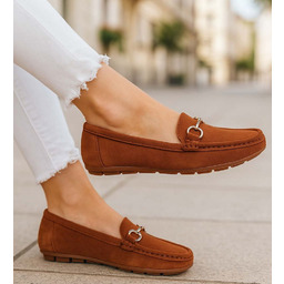 Zamszowe karmelowe baleriny lordsy z ozdobą camel