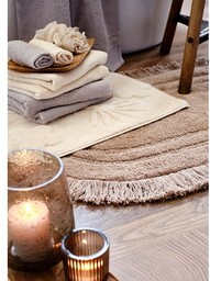 Owalny dywanik łazienkowy z dekoracyjnymi frędzlami