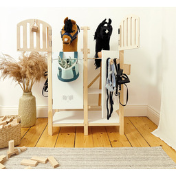 Drewniana stajnia dla 2 koni na kiju akcesoria