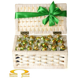 Biały kuferek pralinek matcha Lindt Lindor 1kg