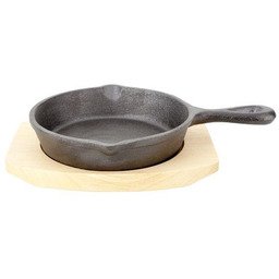 PATELNIA ŻELIWNA NA DREWNIANEJ PODSTAWCE 13,5 cm