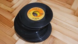42 WINYLOWE SINGLE BEZ OKŁADEK