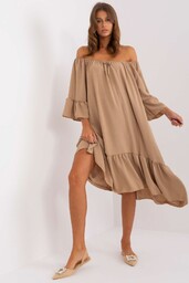 Camelowa sukienka oversize z falbaną