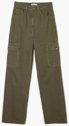 Cropp - Zielone jeansy straight z kieszeniami cargo
