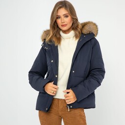 Damska kurtka puchowa z futerkowym kapturem granatowa