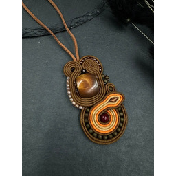 Pakamera Wisior sutasz w odcieniach karmelu i brązu