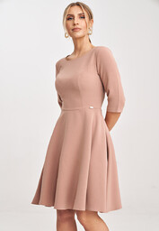 Rozkloszowana sukienka z rękawem 3/4 taliowana w pasie