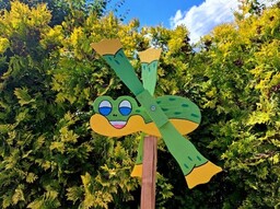 Wiatrak ogrodowy Żaba ozdoba ogrodowa 41 cm