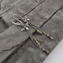 Pakamera Kolczyki srebrne Bee z zielonym granatem