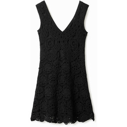 Krótka sukienka z szydełkowym wzorem