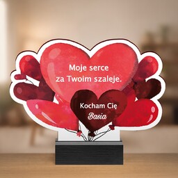 Drewniana statuetka z nadrukiem na walentynki dla niej