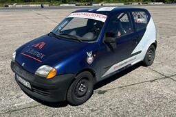 Jazda Seicento po torze Wiele lokalizacji