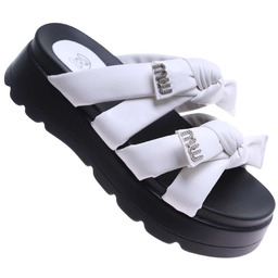Białe klapki damskie na platformie