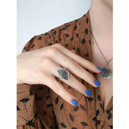 Pierścionek srebrny - Szary miłorząb