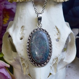 Pakamera Miedziany posrebrzany wisiorek z rubinem w kyanicie