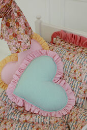 Poduszka w kształcie serca z falbanką "Miętowy ogród"