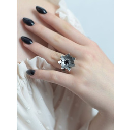 Kwiat lotosu z onyksem - pierścionek srebrny