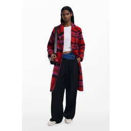 Czerwony płaszcz w kratę