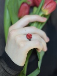 Róża z koralem - pierścionek srebrny