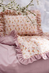 Pikowana narzutka z falbnaką "wiosenny ogród" 160 cm