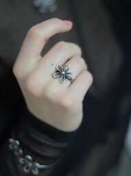 Ażurowy kwiat średni - pierścionek srebrny