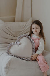 Poduszka w kształcie serca z falbanką, beżowa kratka,